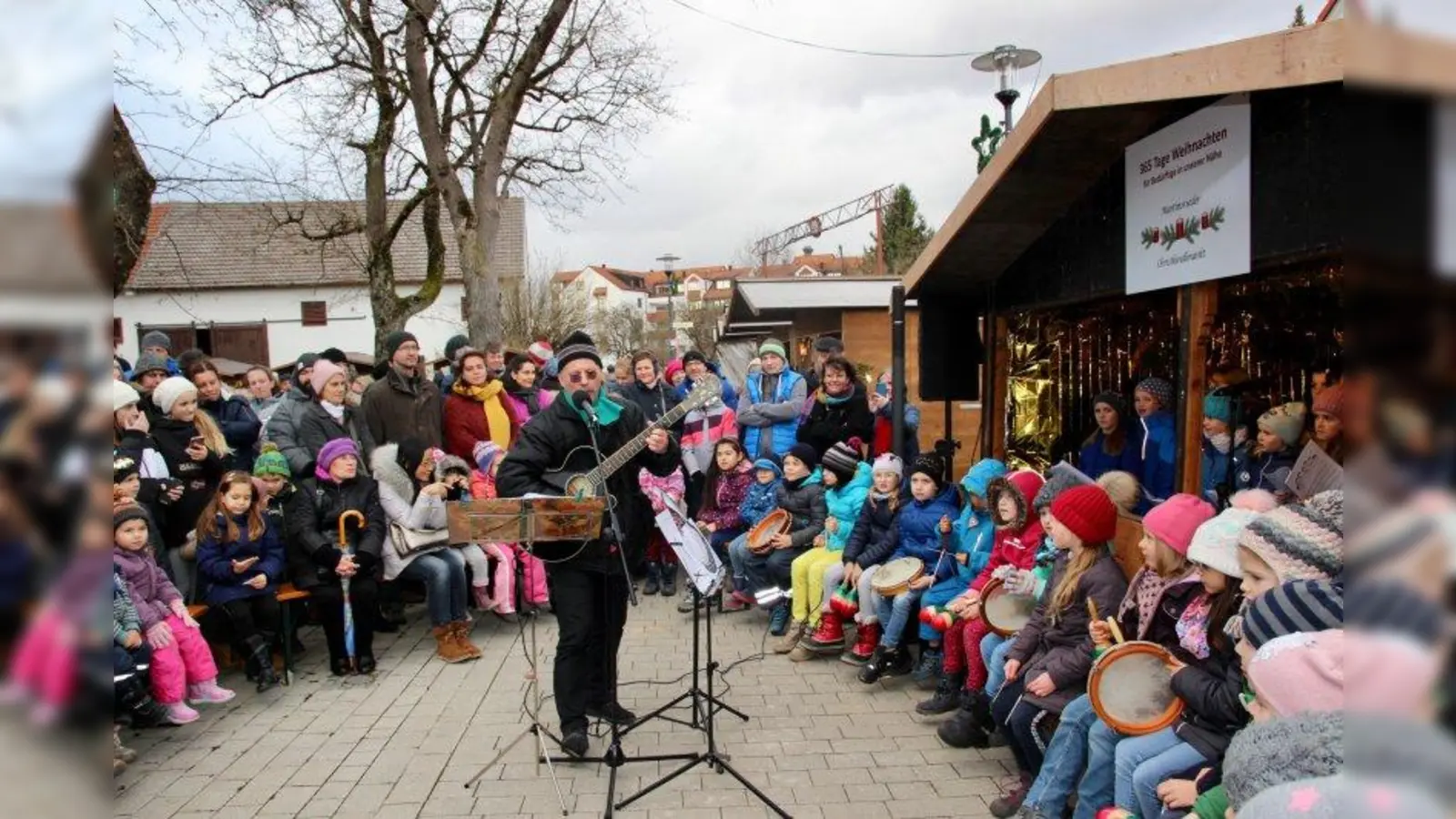 Den stimmungsvollen Martinsrieder Christkindlmarkt mit Hütterl und Musik vor der Martinskirche wird es heuer zwar nicht geben. Gemeinde und Vorstand haben sich aber Alternativen überlegt: auf dem Martinsplatz in abgespeckter Variante. (Foto: us/archiv)