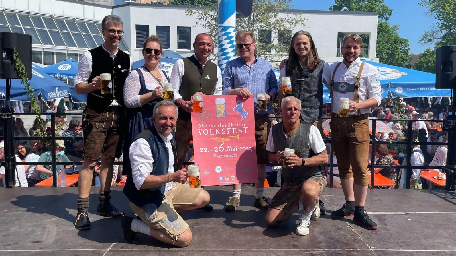 Die Bierprobe ist schon mal hervorragend ausgefallen: (v.l. stehend) Marco Tarantino (Remonte Bräu), Sabine Schellenberg (Gem OSH), Markus Böck (Brgm), Thomas Laser (RSV Schleißheim), Markus Hollweck (RSV Schleißheim), Florian Trost (Braumeister), knieend Thomas Haselbeck (Remonte Bräu) und Willi Kranz (FC Phönix Schleißheim). (Foto: Remonte)