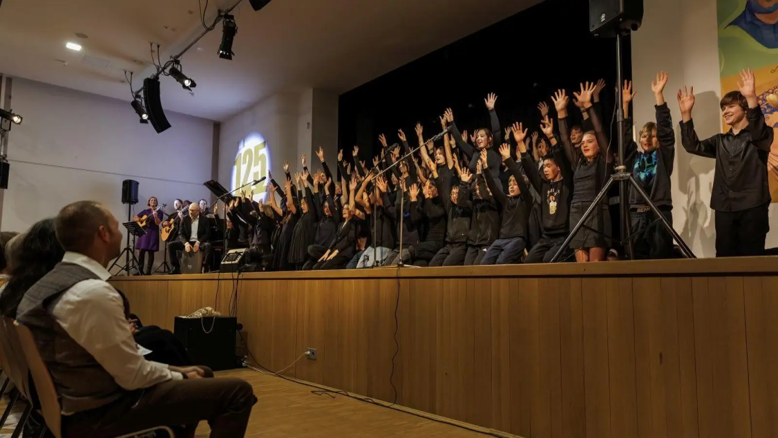 Auch der große Chor des Maria-Theresia-Gymnasiums sang beim Festakt zum 125-jährigen Jubiläums der traditionsreichen Schule in der Oberen Au. (Foto: Katrin Dufter)