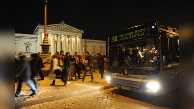 Shuttle-Busse bringen die Besucher der Langen Nacht von Museum zu Museum. Im Bild zu sehen die Glyptothek-Antikensammlung am Königsplatz. (Foto: © Stephan Rumpf)
