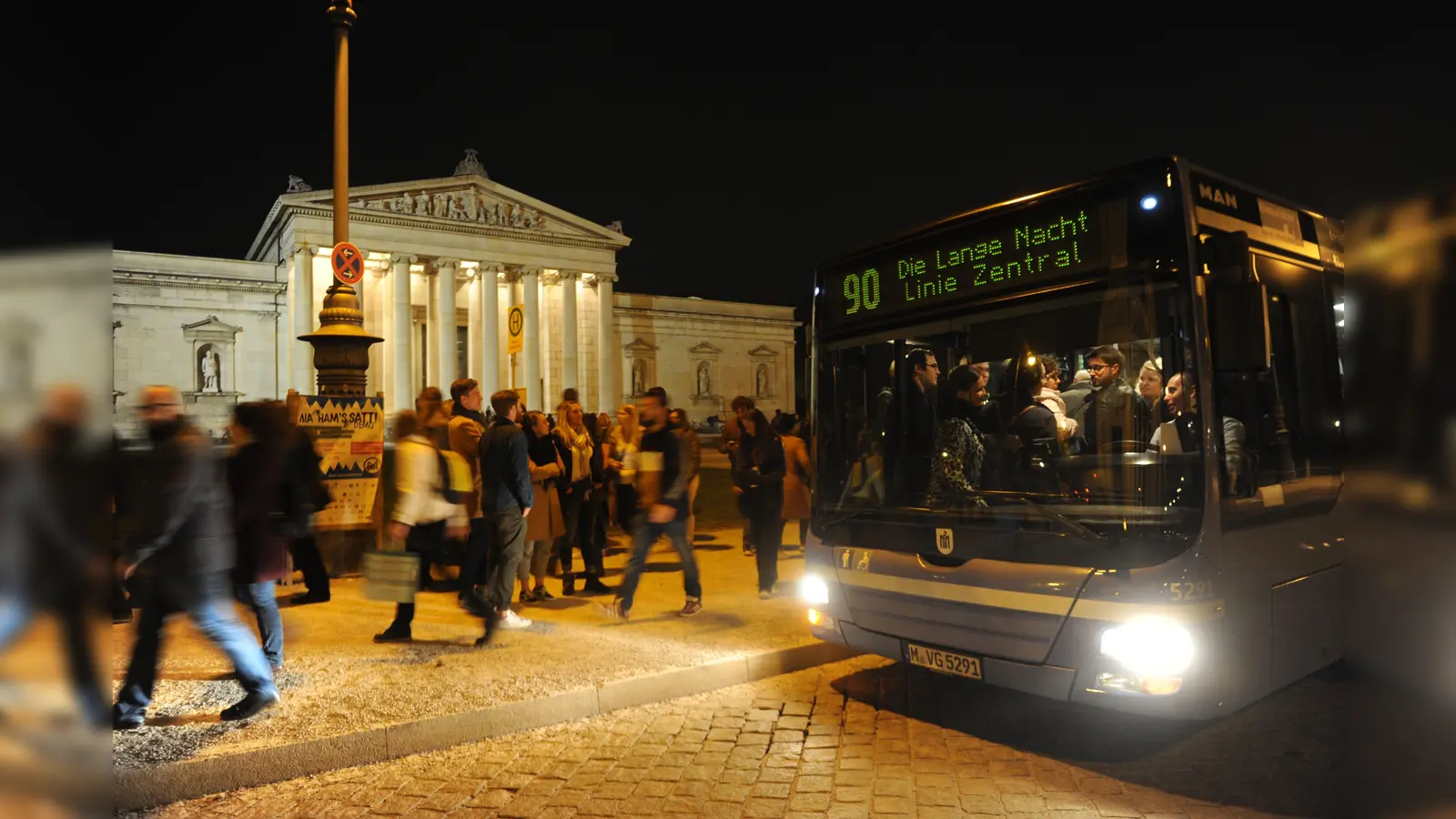Shuttle-Busse bringen die Besucher der Langen Nacht von Museum zu Museum. Im Bild zu sehen die Glyptothek-Antikensammlung am Königsplatz. (Foto: © Stephan Rumpf)