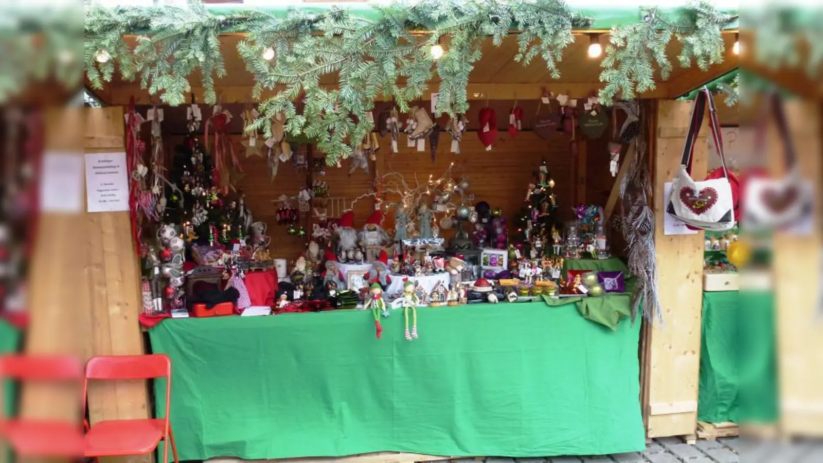 Weihnachtliche Geschenkideen findet man an den schön geschmückten Ständen. (Foto: pi)