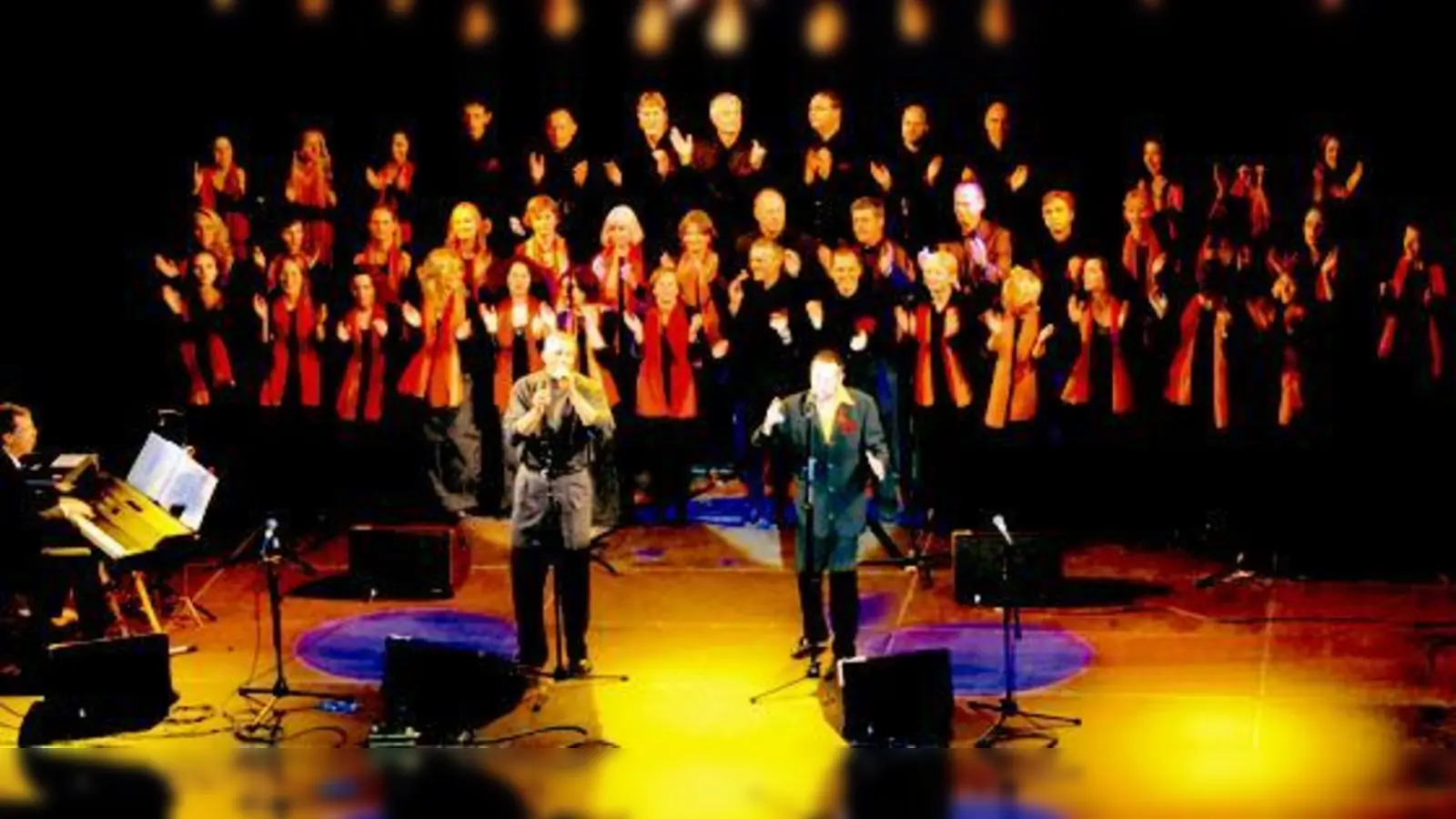 Gospels at Heaven bei einem seiner gefeierten Auftritte. Hier geben die Sängerinnen und Sänger Charles Logan und Tom OMalley (vorne v. li.) stimmliche Unterstützung.	 (Foto: GaH)