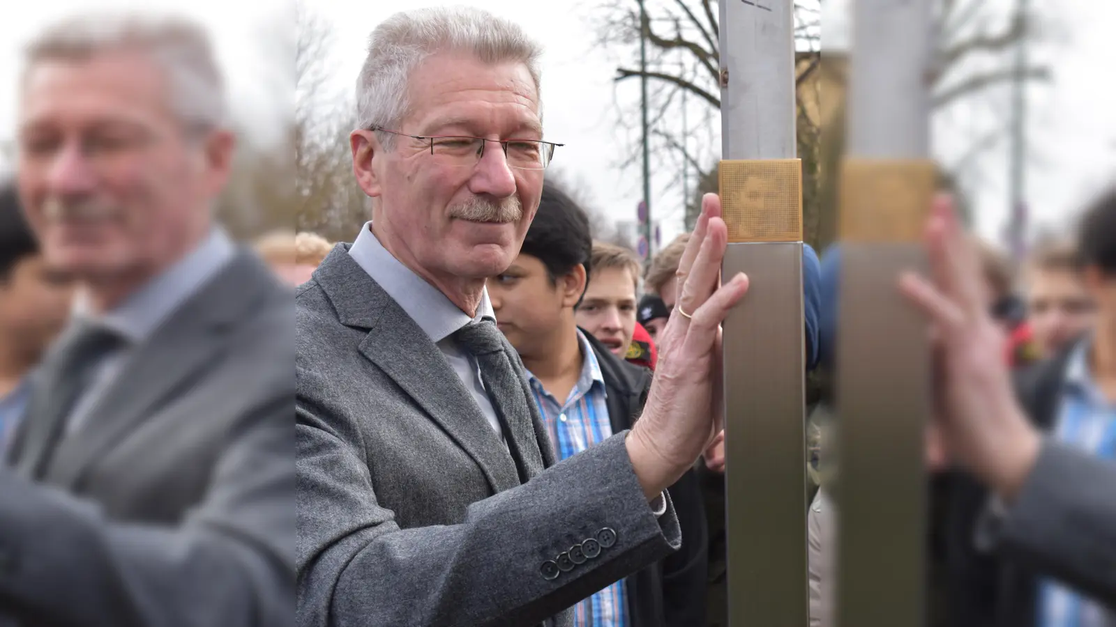 Dirk Koedoot (l.) wurde nach seinem ermordeten Onkel benannt. Gemeinsam mit OB Dieter Reiter freut er sich, dass es in Moosach nun ein Erinnerungszeichen an das NS-Opfer gibt. (Foto: Daniel Mielcarek)