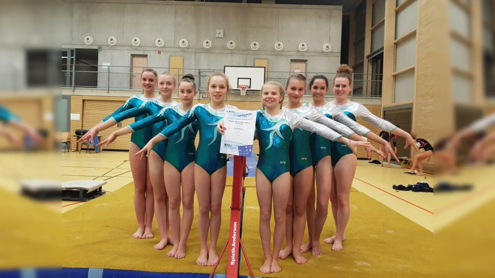 Die Weilheimer Turnerinnen Jennifer Dorsch, Laura Leiman, Nika Ivancic, Fiona Bärwaldt, Pia Eyring, Isabell Ulmer, Janina Dorsch und Amelie Kühner (von links). (Foto: TSV Weilheim)