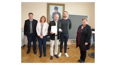Freuen sich gemeinsam über die hohe Auszeichnung durch Bundespräsident Frank-Walter Steinmeier: Fritz Egold, Angelika Haefeker, Walter Haefeker, Thomas Haefeker und Andrea Jochner-Weiß (von links). (Foto: mka)