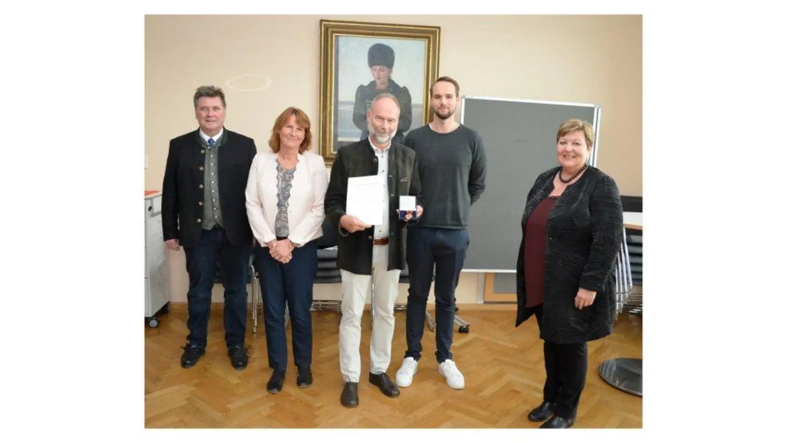 Freuen sich gemeinsam über die hohe Auszeichnung durch Bundespräsident Frank-Walter Steinmeier: Fritz Egold, Angelika Haefeker, Walter Haefeker, Thomas Haefeker und Andrea Jochner-Weiß (von links). (Foto: mka)