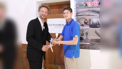 Florian Bell (rechts), Gewinner des Jurypreises und Peter Schröder-Mohr, Schulleiter der Realschule Gut Warnberg. (Foto: sch)