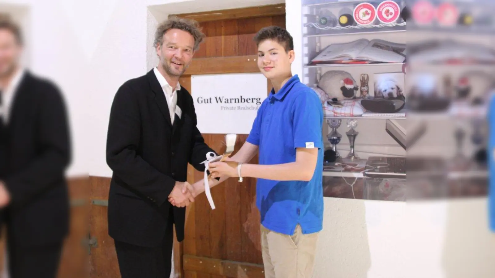 Florian Bell (rechts), Gewinner des Jurypreises und Peter Schröder-Mohr, Schulleiter der Realschule Gut Warnberg. (Foto: sch)