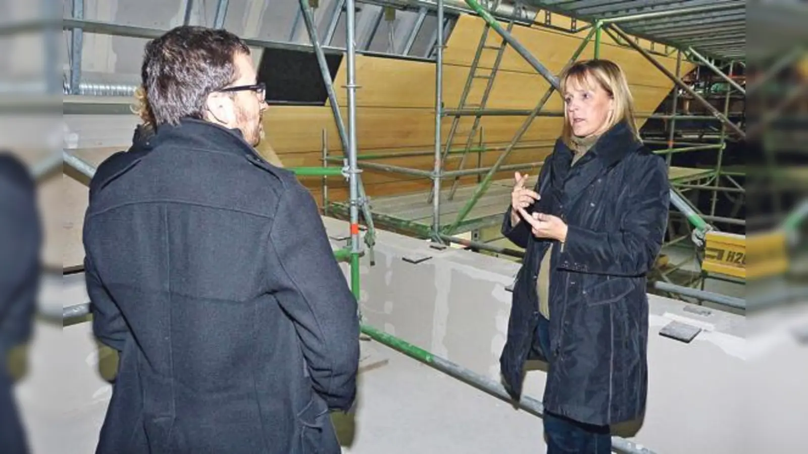 In diesem Jahr wird das Echinger Bürgerhaus 30 Jahre alt. Architektin Susanne Wehkamp erklärte den Besuchern die Details der Sanierungsmaßnahmen. 	 (F.: bb)