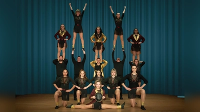 Die Erwachsenengruppe des Schleißheimer Narrenrats begeistert durch Akrobatik, funkelnde Kostüme und spürbare Freude am Tanzen.  (Foto: SNR)