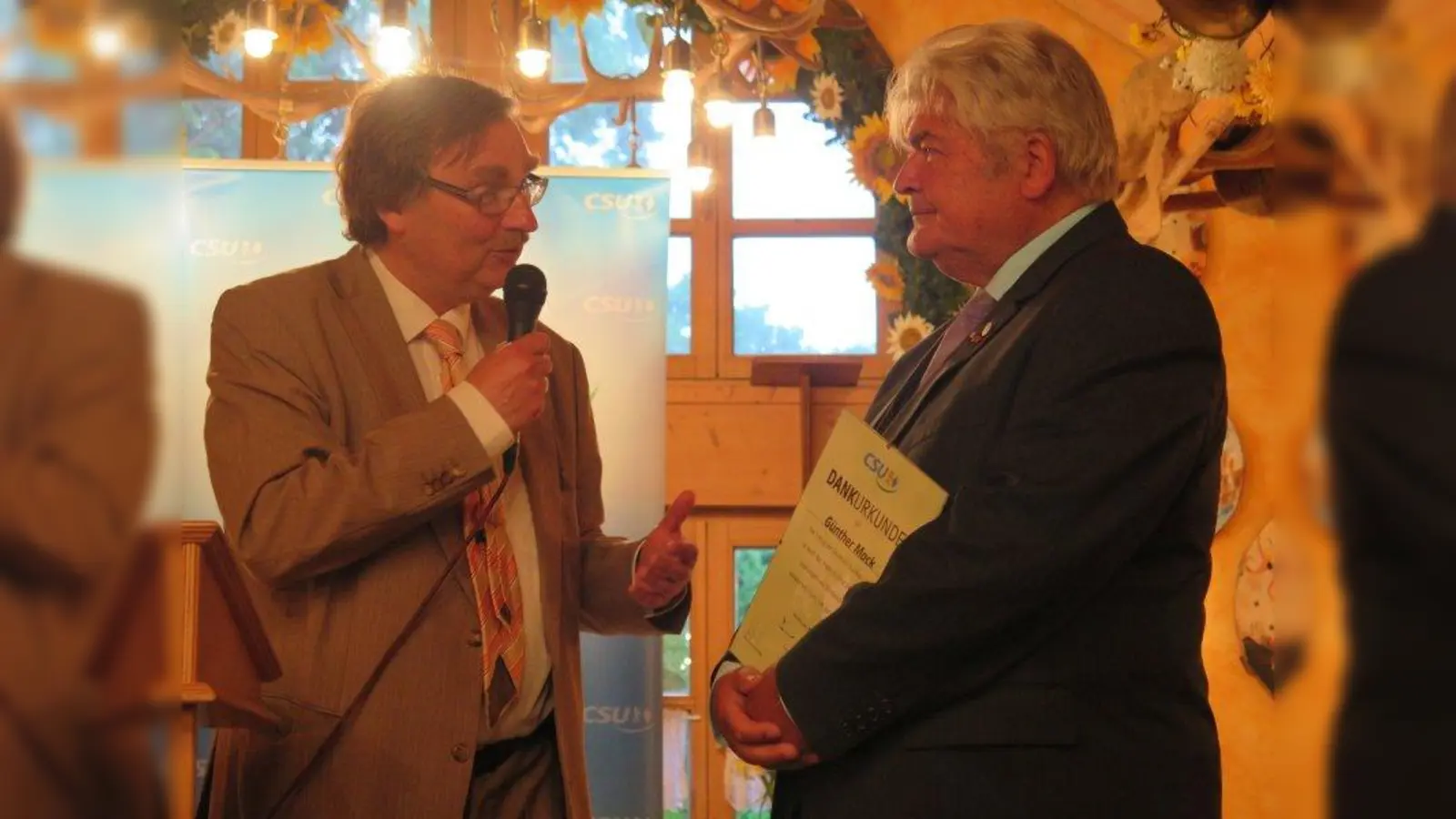 Unermüdliches Engagement: Günther Mack (r.) wurde vom Landtagsabgeordneten Joachim Unterländer, dem Vorsitzenden des CSU-Kreisverbandes Nord-West, geehrt. (Foto: pi)