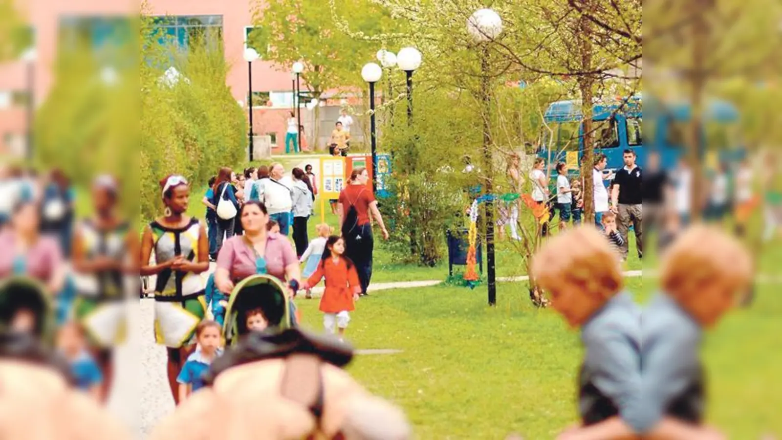 Ein buntes Programm für alle Altersklassen gibt es Samstag im Innenhof der Häuser Langbürgener Straße 5  11.	 (Foto: VA)