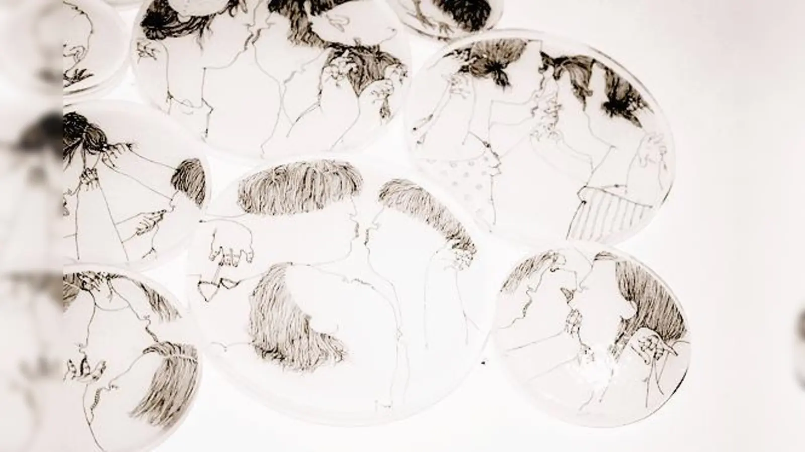 Zeichnung gefasst in Gießharz: Die Münchner Künstlerin Anja Münch (27) zeigt ihre Figuren in »eindeutig zweideutigen« Posen.  (Foto: Manuel Jacob)