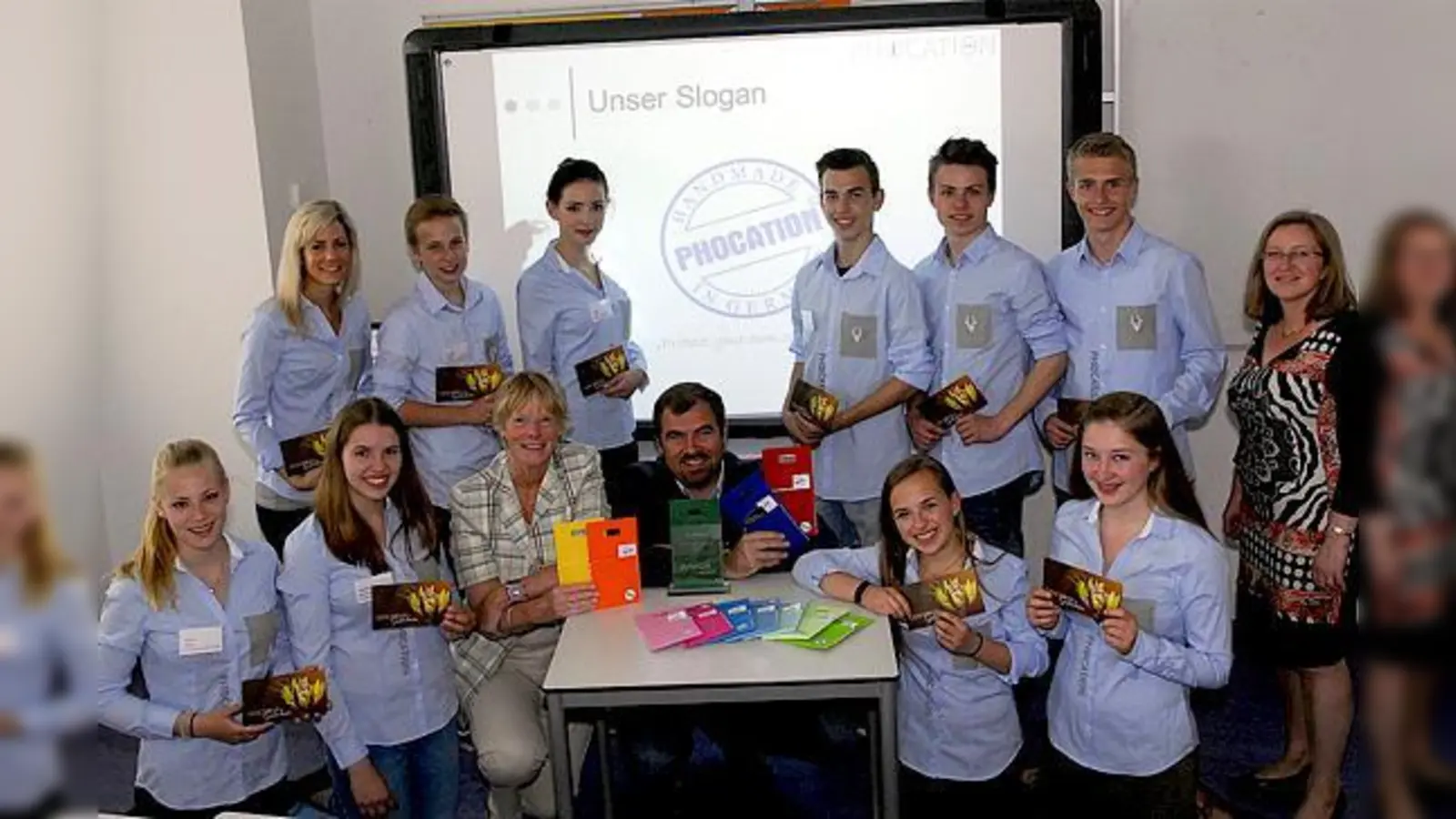 MdB Florian Hahn und Bürgermeisterin Ursula Mayer im Kreis der Schüler von Phocation mit deren Betreuungslehrerin Maria Nachtmann (links hinten) und der Schulleiterin Claudia Gantke (rechts). 	 (Foto: privat)