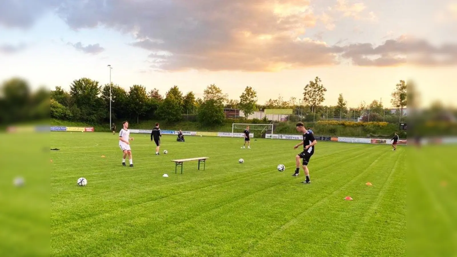 In Kleingruppen – hier die Fußballmannschaft der 1. Herren – wird auf dem Außengelände des Neurieder Sportparks schon trainiert. (Foto: TSV Neuried)