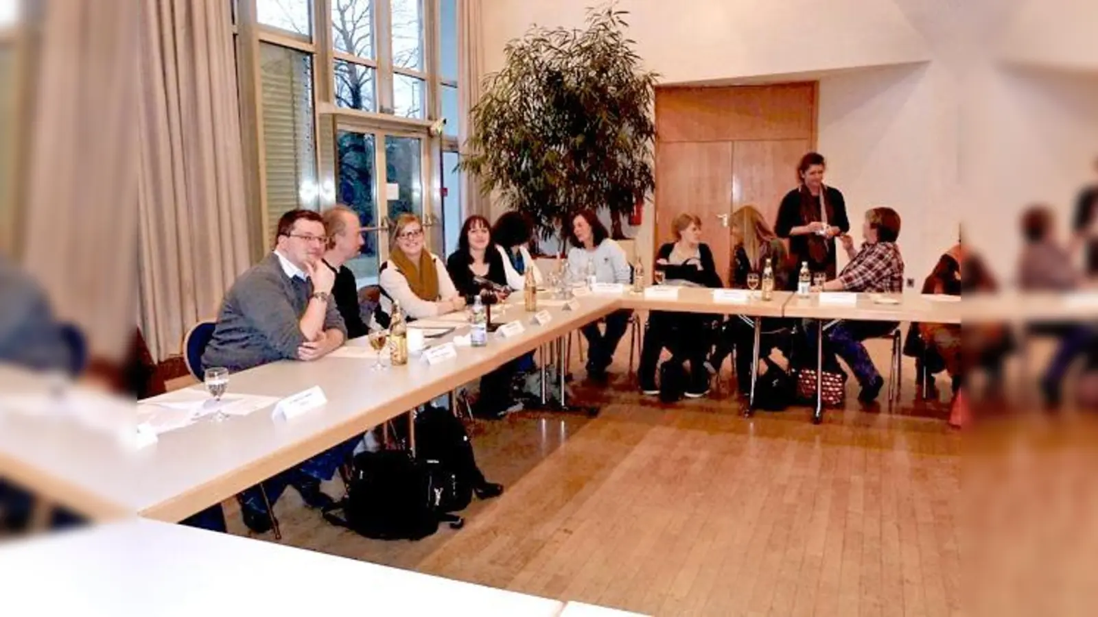 Gespräche beim zweiten Interdisziplinären Arbeitskreis.	 (Foto: privat)