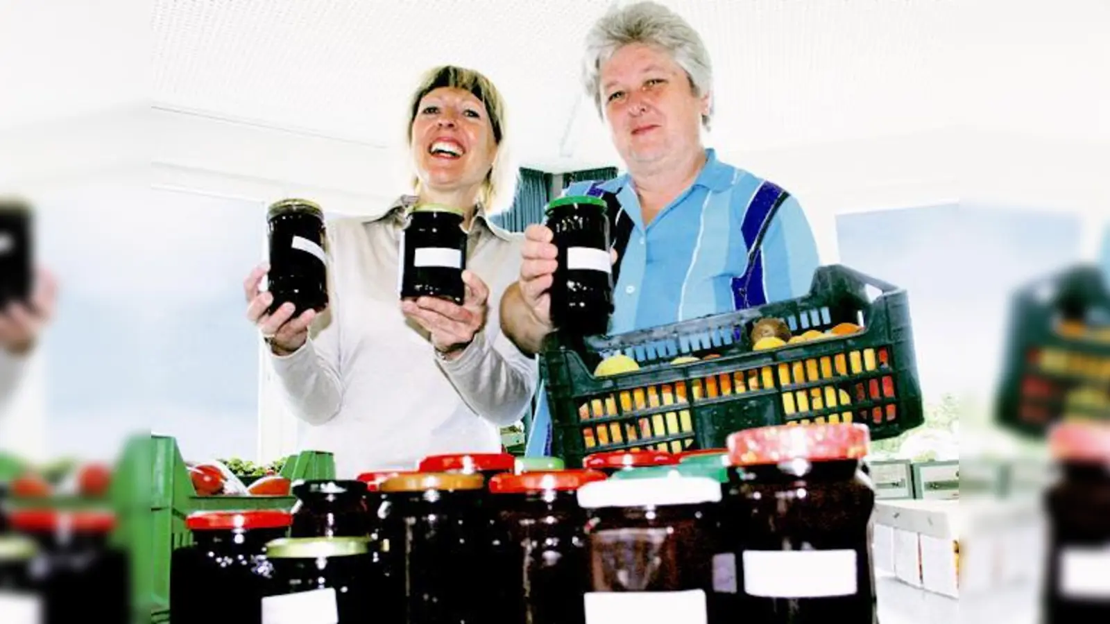 Elisabeth Demmer (r.) weckt für ihr Leben gern Obst ein. Gemeinsam mit der Leiterin der Poinger Tafel, Christine Bloch, stellt sie die eingemachte Leckerei den Nutzern der sozialen Einrichtung zur Verfügung. 	 (Foto: ko)
