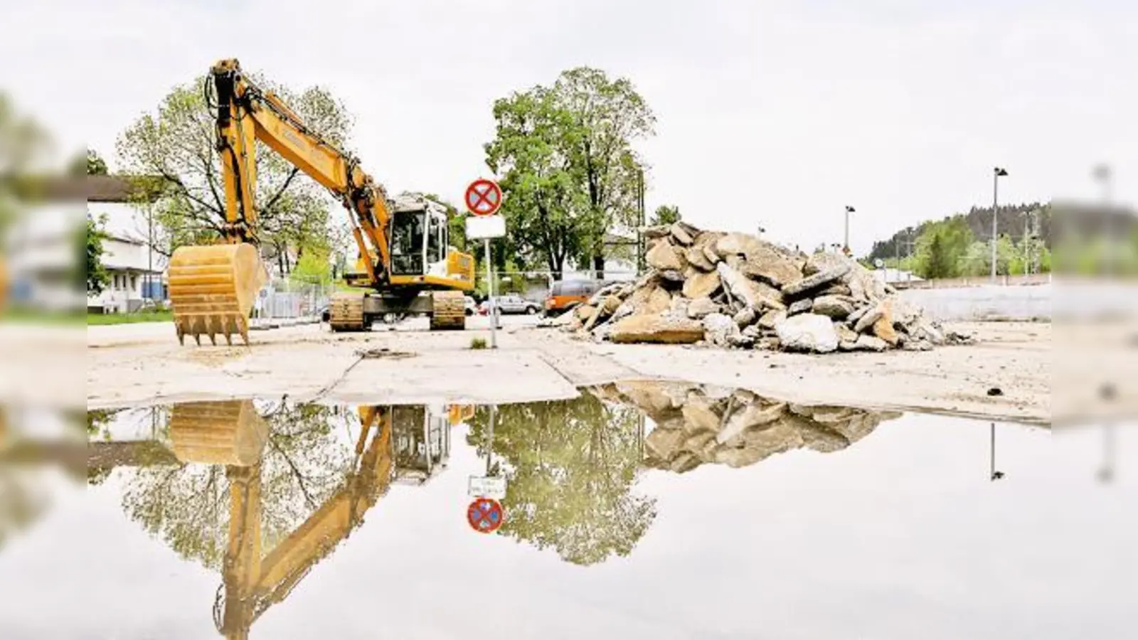 Die Sanierung der P+R Anlage am Bahnhof Kirchseeon hat begonnen, danach gehören Riesenpfützen der Vergangenheit an.	 (Foto: Föll)