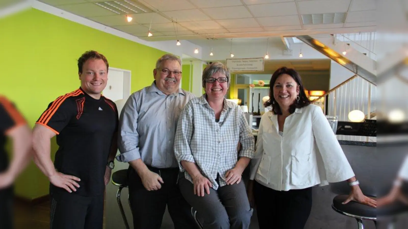 Manfred und Kerstin Kruspel, eingerahmt von Trainer Thomas Ott und Studio-Betreiberin Brigitte Hommel an der Saftbar des Studios. (Foto: bb)