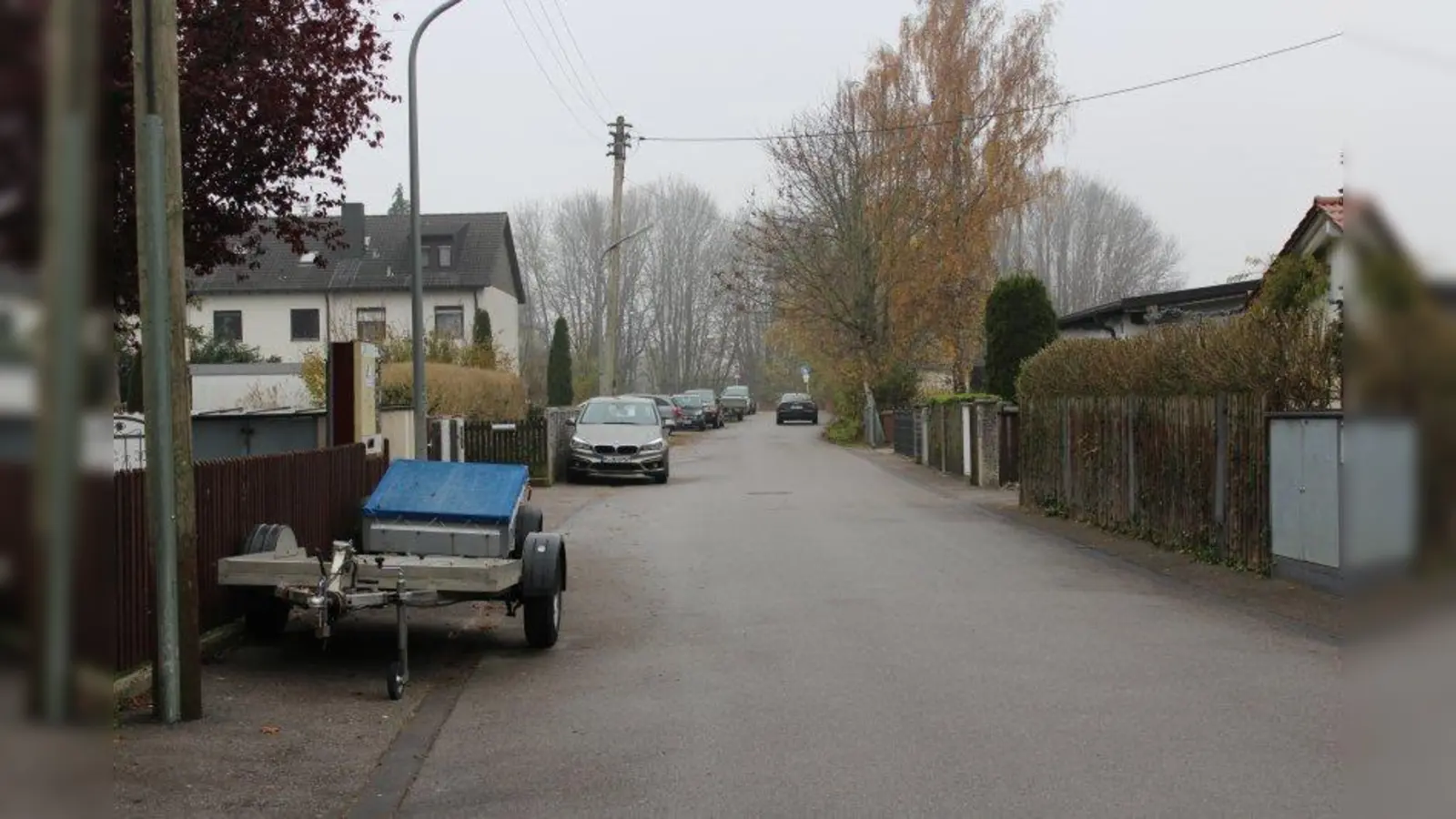 Aktuell gibt es in der Peter-Müller-Straße nicht überall einen Gehweg. (Foto: sb)