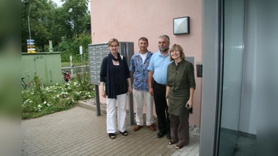 „Wer Geld und Arbeit hat, kommt für die Nutzungsgebühren selbst auf. Ansonsten springt die Sozialhilfe ein.“ Das Betreuungsteam des Pasinger Clearinghauses vor dem neuen Eingang: Christiane Haumer, Georg Schwarz, Franz-Josef Hedemann und Reinhild Löbrich-Mannhart (v.l.). (Foto: US)