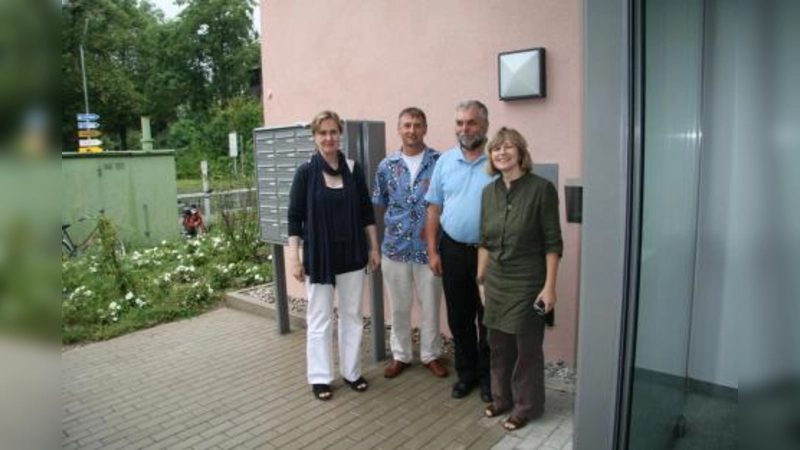 „Wer Geld und Arbeit hat, kommt für die Nutzungsgebühren selbst auf. Ansonsten springt die Sozialhilfe ein.“ Das Betreuungsteam des Pasinger Clearinghauses vor dem neuen Eingang: Christiane Haumer, Georg Schwarz, Franz-Josef Hedemann und Reinhild Löbrich-Mannhart (v.l.). (Foto: US)