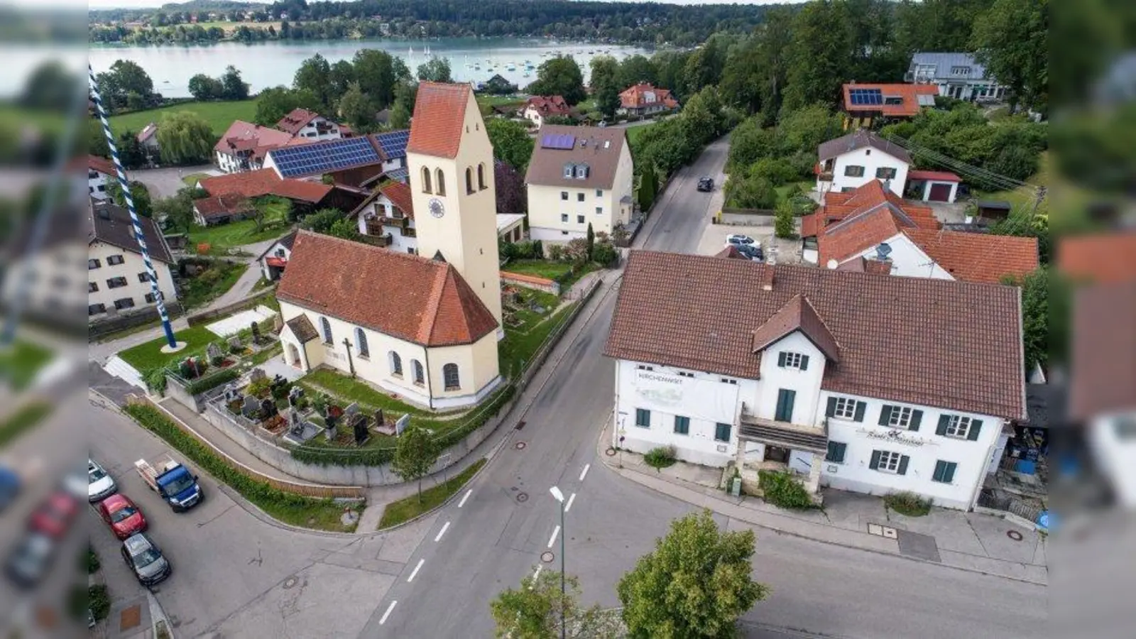 Das Wirtshaus Kirchenwirt der Gemeinde Wörthsee zu sehen in einer Luftaufnahme. (Foto: Hans Belle)