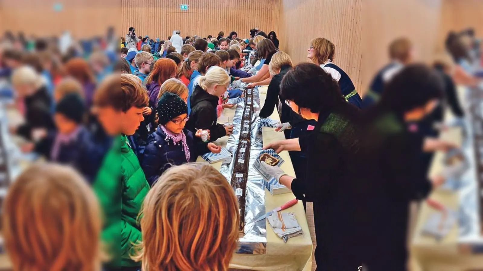 Für die Schüler gab es einen 12 Meter langen  Geburtstagskuchen mit Kakao.	 (Foto: Gemeinde)