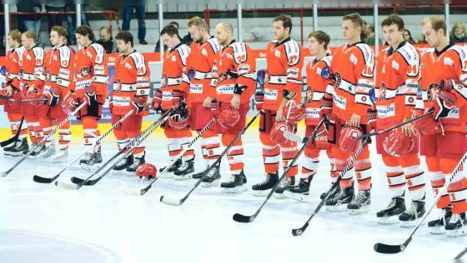 Das Team des EHC Klostersee verabschiedet sich am Samstag bei ihrer Saisonabschlussparty vom rot-weißen Anhang in die Sommerpause.	 (Foto: smg / Nicky Alexander)