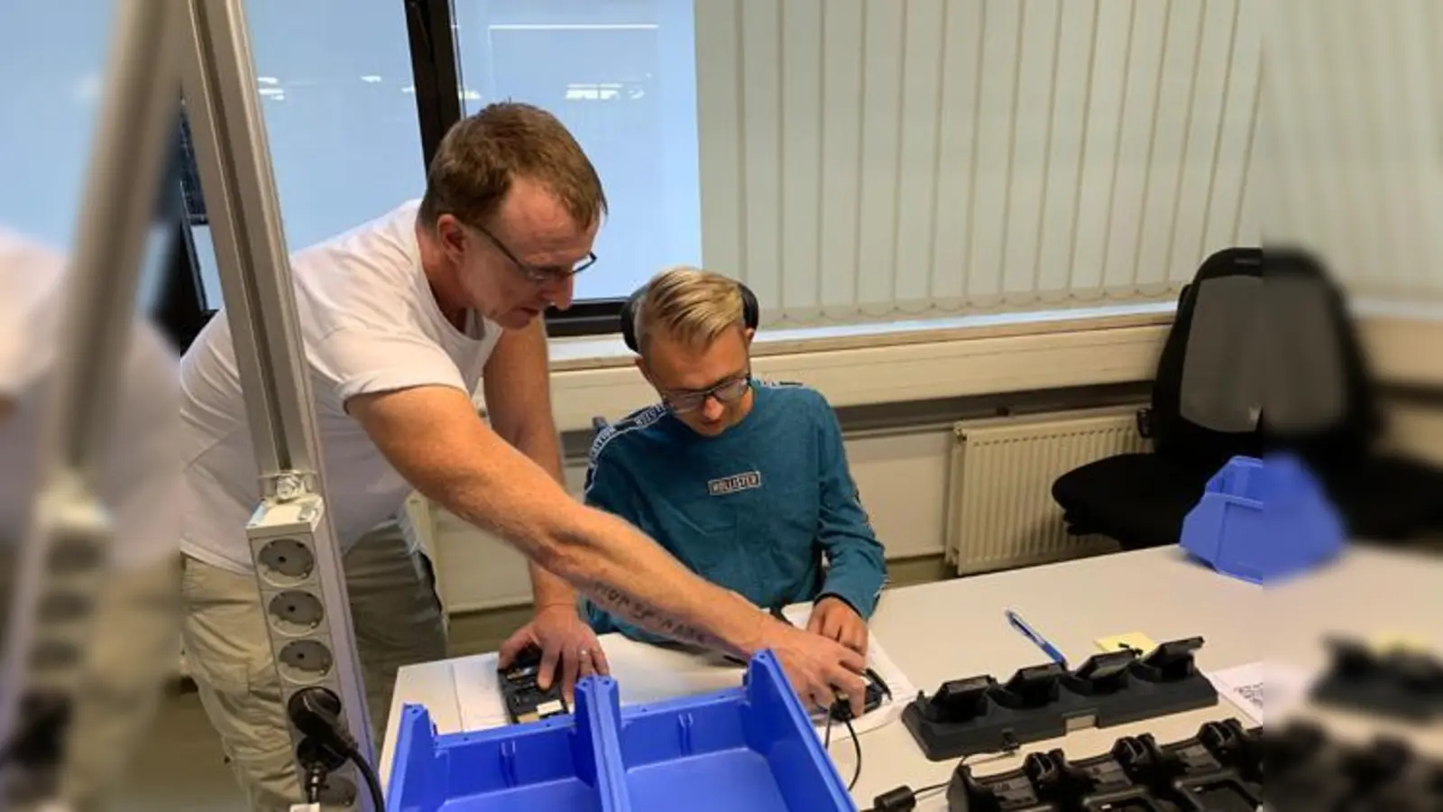 Matthias Atzenhofer von der Pfennigparade durfte beim Aktionstag „Schichtwechsel” bei der Firma Kratzer Automation hinter die Kulissen schauen.  (Foto: Pfenningparade)