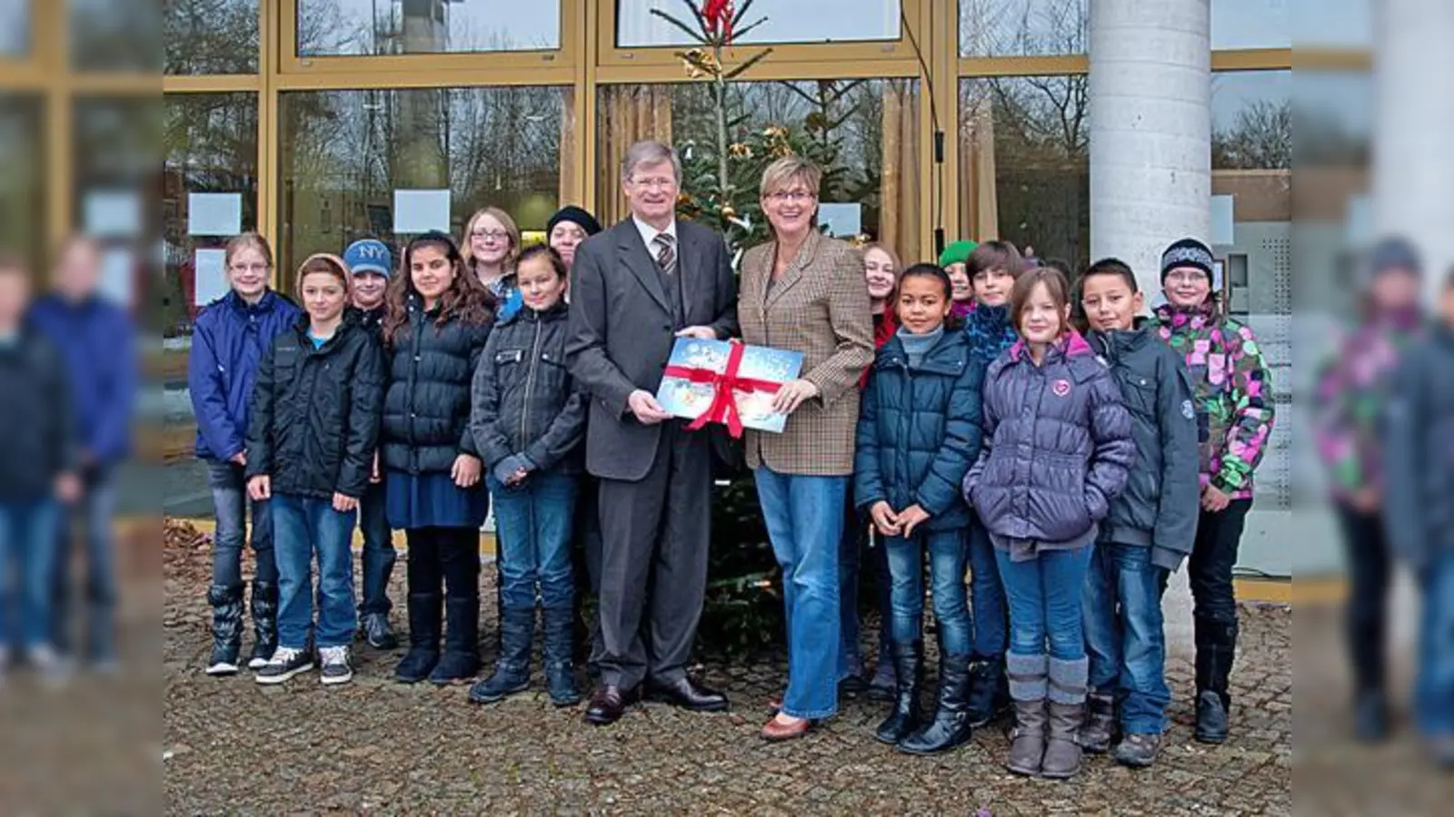 Helmut Sloim von der ARGE und Rektorin Simone Fleischmann mit Kindern der Klasse 5a und 5b bei der Scheckübergabe.  (Foto: ARGE)