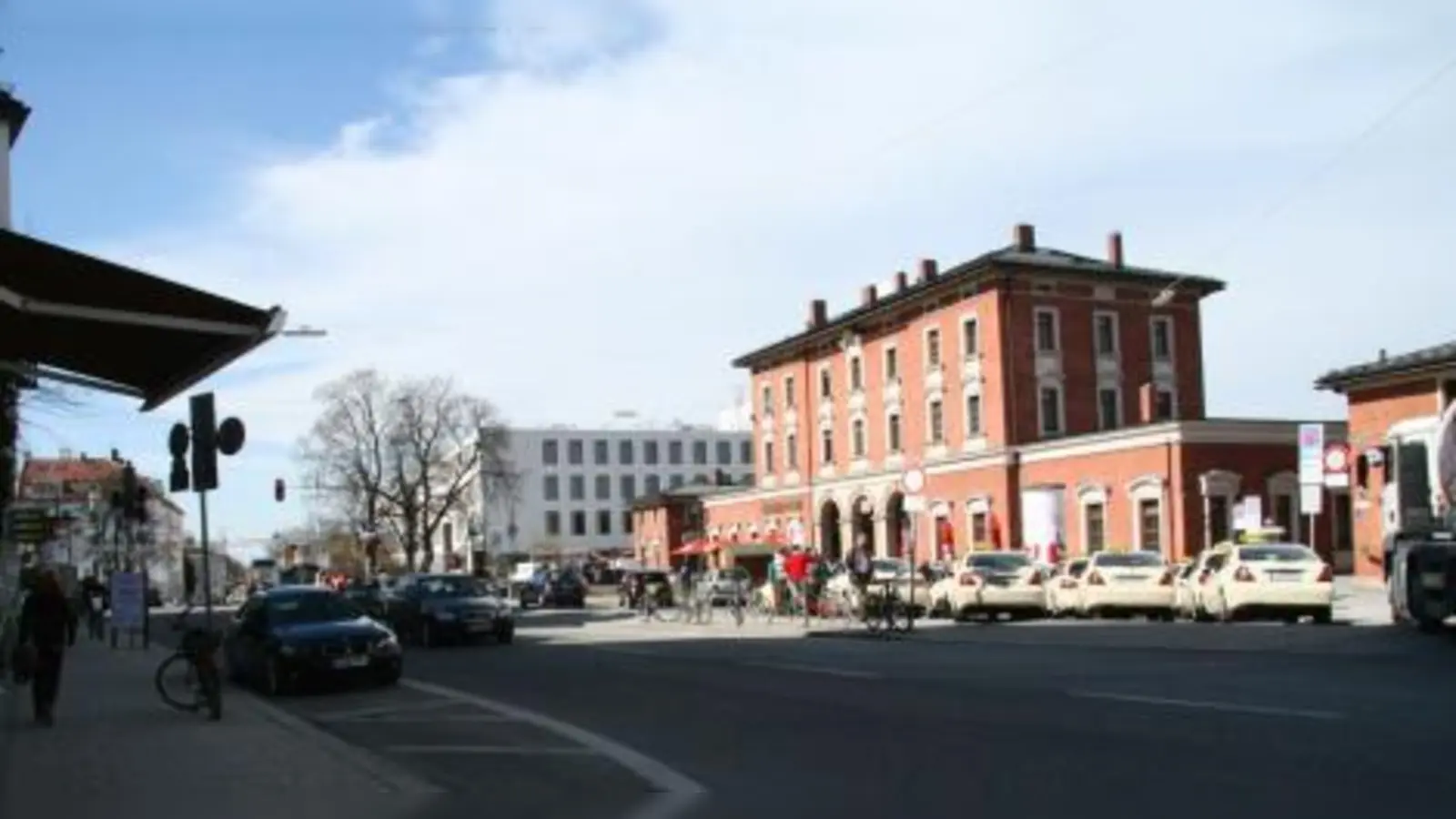 Der Bahnhofsplatz in Pasing gleicht eher einer Baustelleneinrichtung als einem „urbaner Aufenthaltsort“. Für ein künftiges harmonisches Miteinander in diesem öffentlichen Raum ringt der BA um eine Satzung, die klare Zuständigkeiten für Pflege der Anlagen und Aufsicht regeln. (Foto: US)