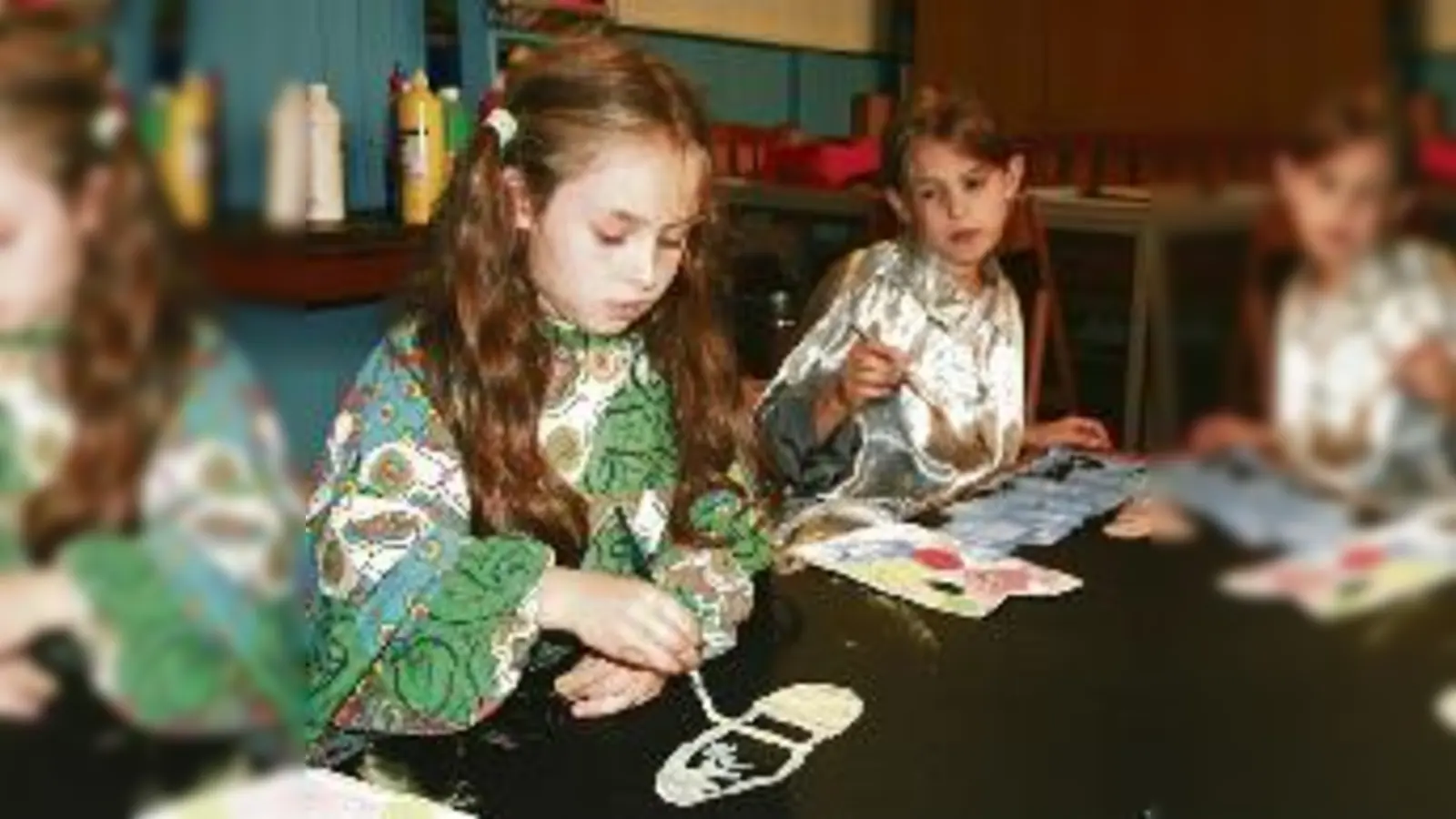 Lisa (8, links) und Leonie (9) sind beim gemeinsamen Malen schnell Freundinnen geworden.  (Foto: em)