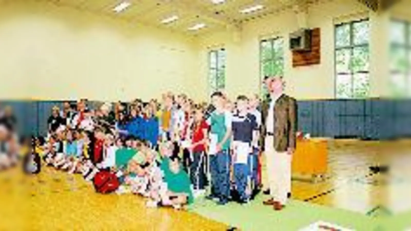 Ein echter Höhepunkt des Sportcamps für Kinder aus der Region auf dem Gelände der Bundeswehr-Uni in Neubiberg war die Verleihung der Urkunden mit Prinz Leopold von Bayern als Ehrengast.  (Foto: HH)