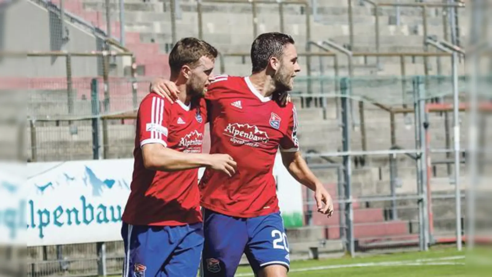 Dominik Stahl (rechts) gratuliert Stephan Hain zum wichtigen Führungstor gegen Nürnberg. Haching ist derzeit nicht zu bremsen. 	 (Foto: Christian Riedel)