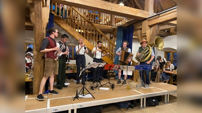 Das Foto zeigt die Kapelle Massanari 2022 bei einem Volkstanzabend im „Traidtcasten”. (Foto: Martina Huber)