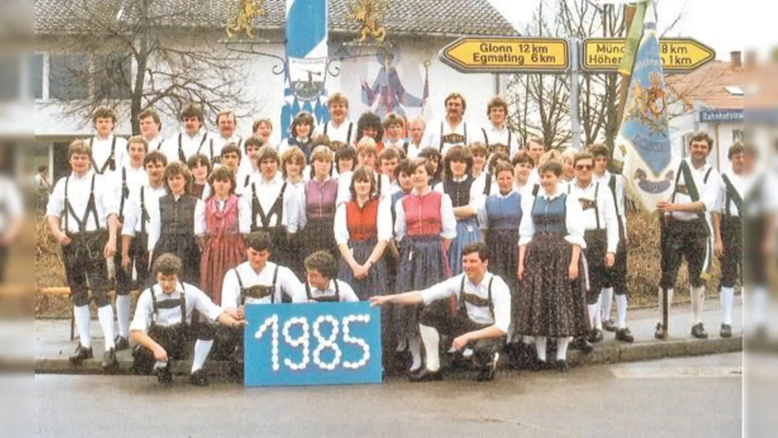 Die Burschenschaft Siegertsbrunn nach dem Maibaumaufstellen 1985. Schon damals wurde gerne fröhlich gefeiert.	 (Foto: Ortschronik Siegertsbrunn)