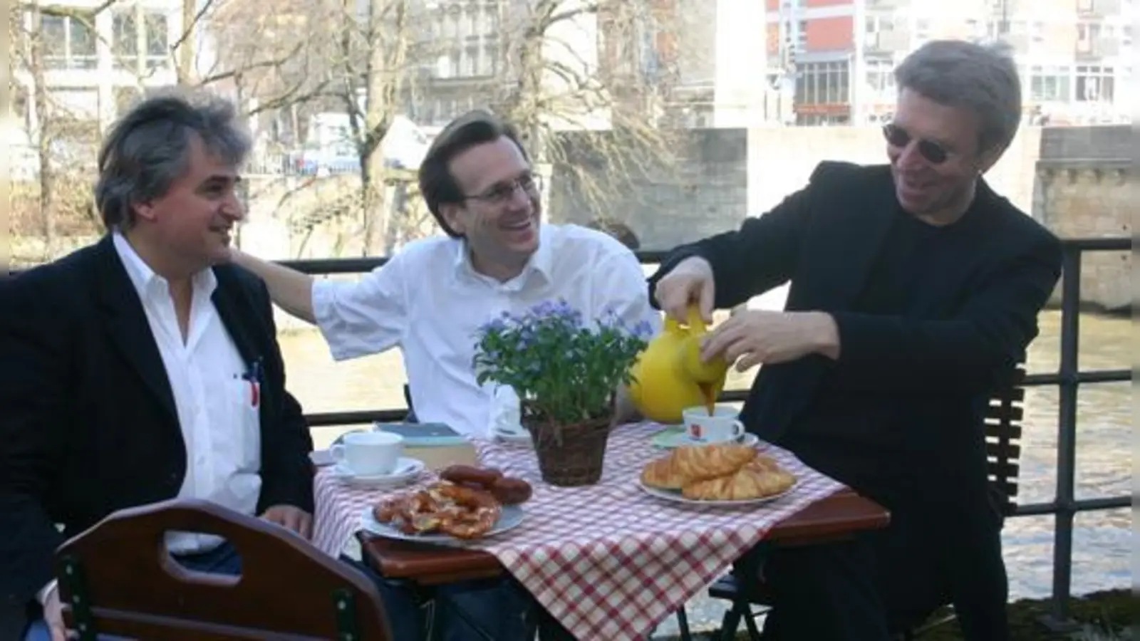 Mehr Flair am  (Foto: Die Grünen-Stadträte Paul Bickelbacher, Dr. Florian Roth und Siegfried Benker (von links) setzen sich für ein verstärktes gastronomisches Angebot an der Isar ein.)