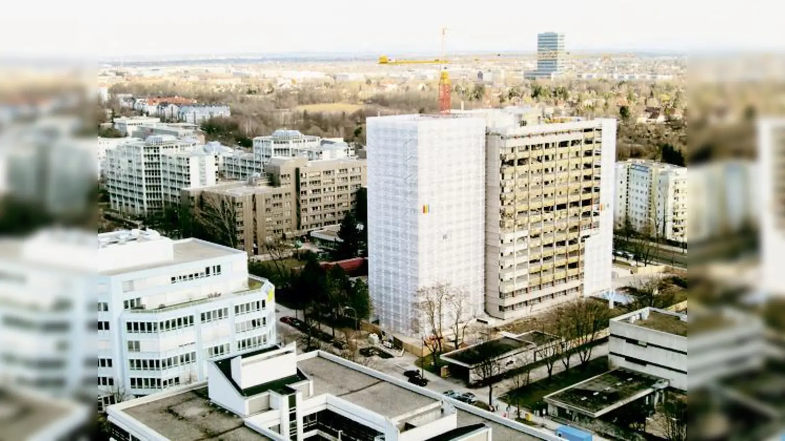 Derzeit hinter Abrissplanen verborgen: das Hochhaus der Bayerischen Versorgungskammer an der Arabellastraße. 	 (Foto: ikb)