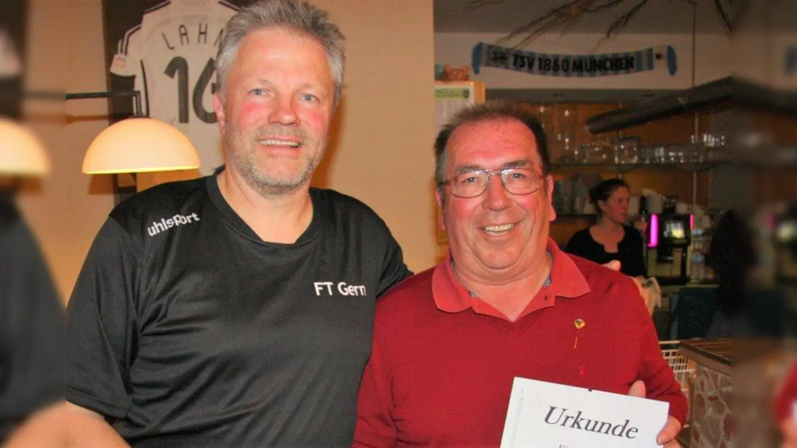 Michael Franke, 1. Vorstand der FT Gern, zusammen mit Roland Lahm, der für seine 50-jährige Vereinsmitgliedschaft geehrt wurde. (Foto: FT Gern)