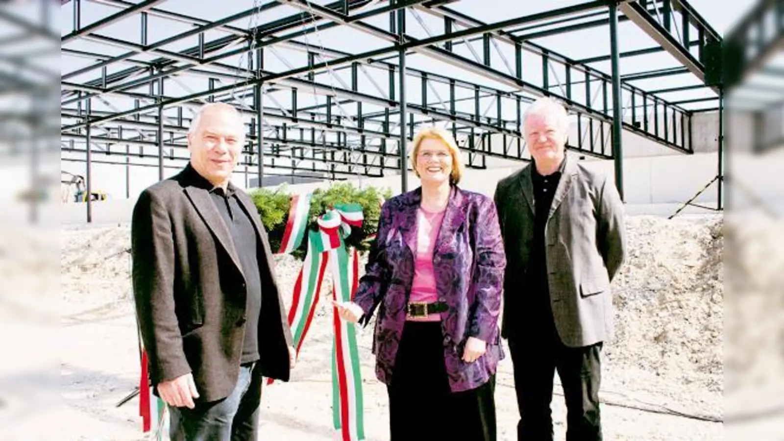 Bürgermeisterin Hannelore Gabor mit den Architekten Gerhard Kramer (li.) und Norbert Diezinger beim Richtfest der neuen Dreifachhalle.	 (Foto: cr)