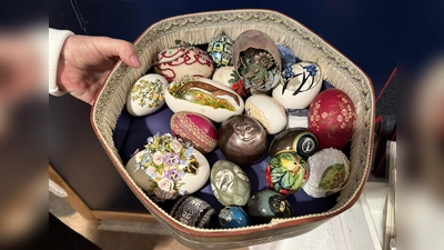 Die Ostereiersammlung von Gertrud Weiss enthält auch ein Pinguinei (in der Mitte). (Foto: pst)