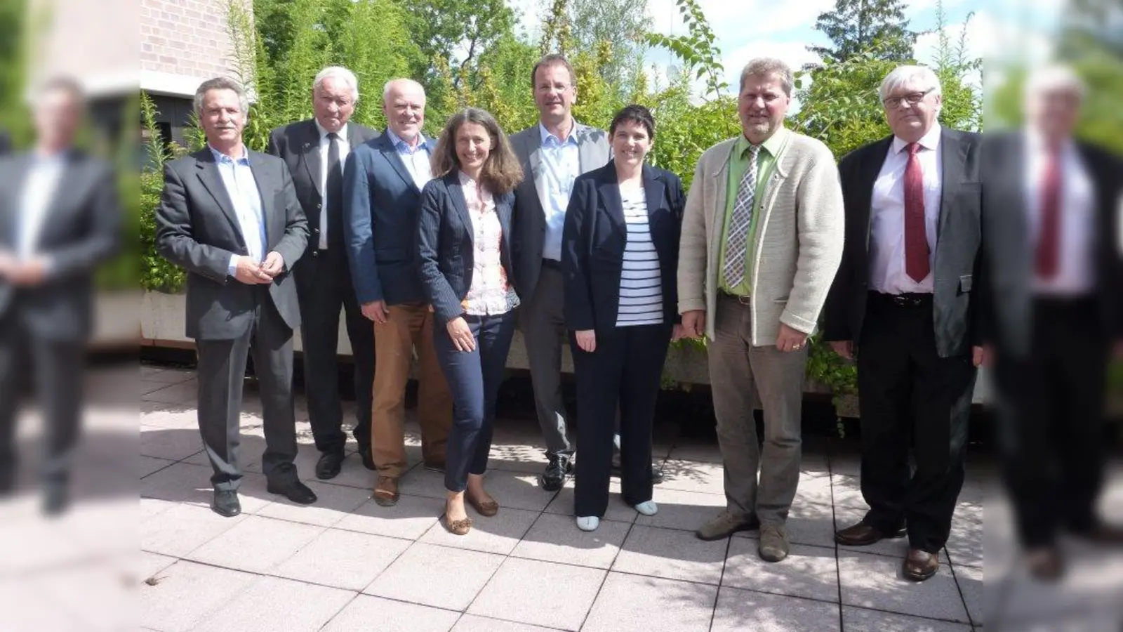 Vertreter der Gründungsgemeinden des Vereins Regionalmanagement München Südwest e.V. nach Vertragsunterzeichnung im Sommer 2015. Nun nahm der Verein seine Arbeit auf und stellte eine Regionalmanagerin ein. V.l. Bürgermeister (Bgm) Planeggs Heinrich Hofmann, 2. Bgm Kraillings <br>Peter Weigert, 2. Bgm Starnbergs Klaus Rieskamp, <br>Bgm Gräfelfings Uta Wüst, Obgm Germerings <br>Andreas Haas,Verwaltungsdirektorin München<br>Jaqueline Charlier, Bgm Neurieds <br>Harald Zipfel sowie 2. Bgm Gautings Jürgen Sklarek. (Foto: Gemeinde Gauting)