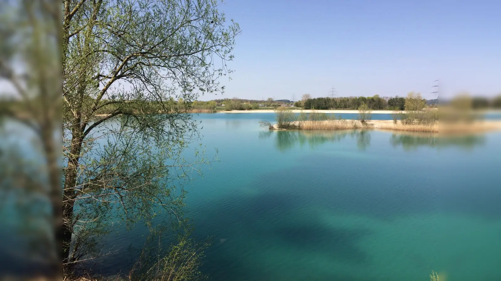 Der Hollerner See bei Eching kann mit dem Türkis der Mittelmeerküste mithalten. (Foto: Daniel Mielcarek)