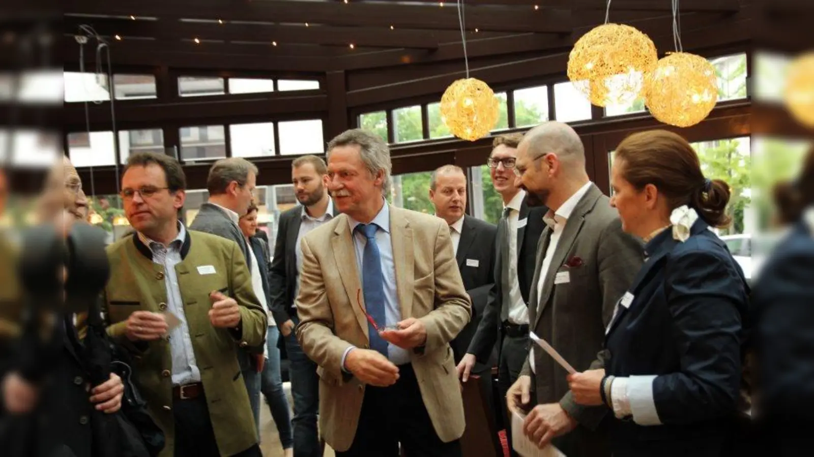 Der Geschäftsleiter im Rathaus, Stefan Schaudig, und Bürgermeister Heinrich Hofmann (v.l., im Bild im Gespräch mit Planegger Gewerbetreibenden) sind sich sicher, dass die fünf wichtigen Verträge noch in diesem Jahr unterschrieben werden. (Foto: us)