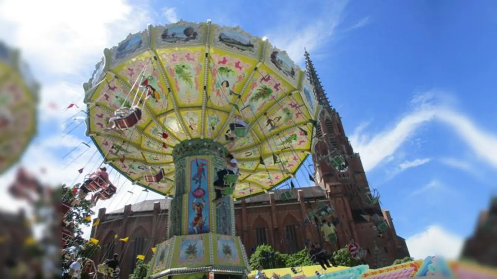 Während drumherum die Volksfestgaudi läuft, erklingt in der Mariahilfkirche (hinten) täglich um 15 Uhr Orgelmusik.  (Foto: cr)