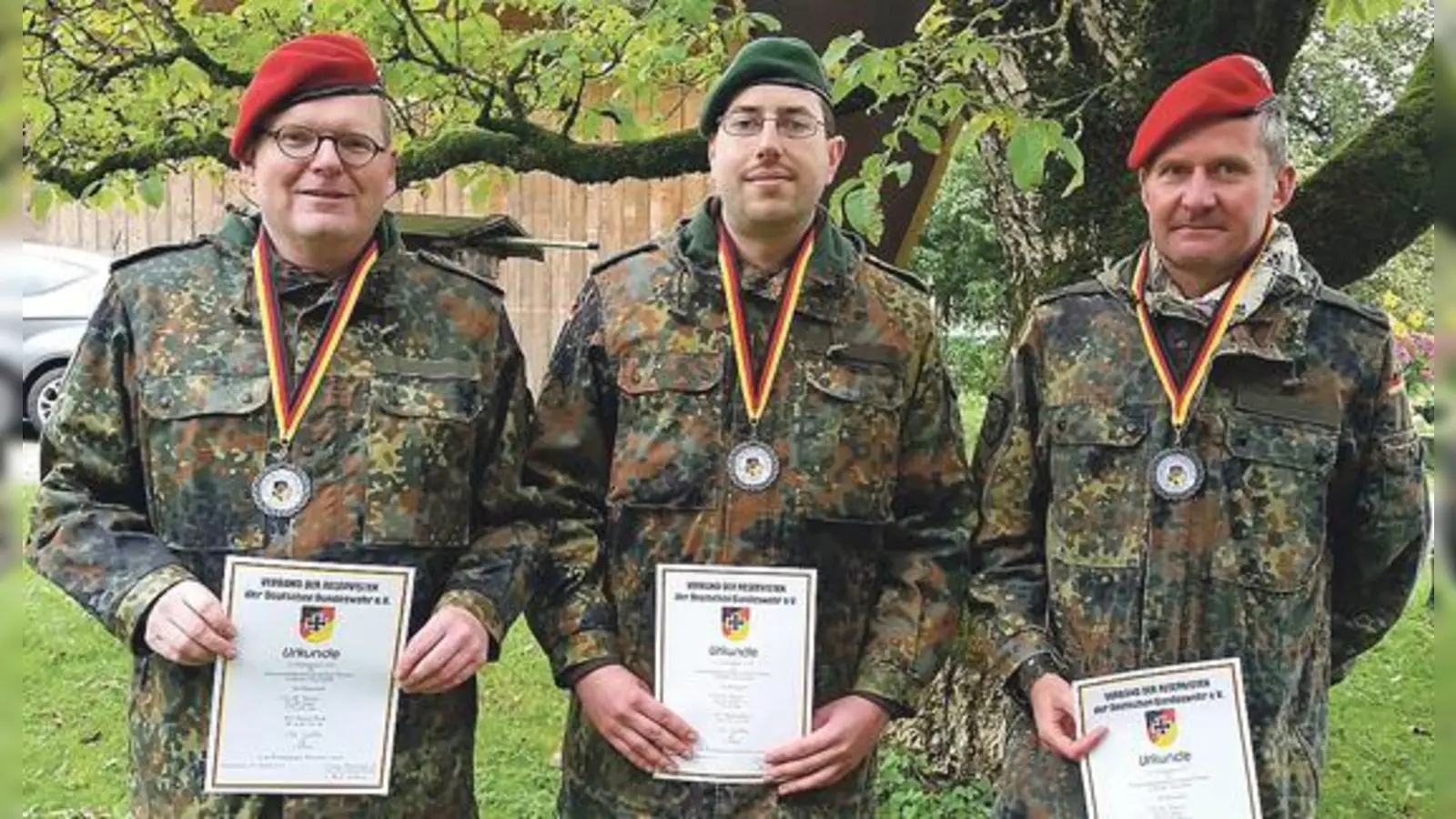 Wurden geehrt (v.l.): Oberstleutnant d.R. Thorsten Quendt, Stabsgefreiter d.R. Julian Schulz und Oberstleutnant d.R. Jens Stief.	 (Foto: VA)