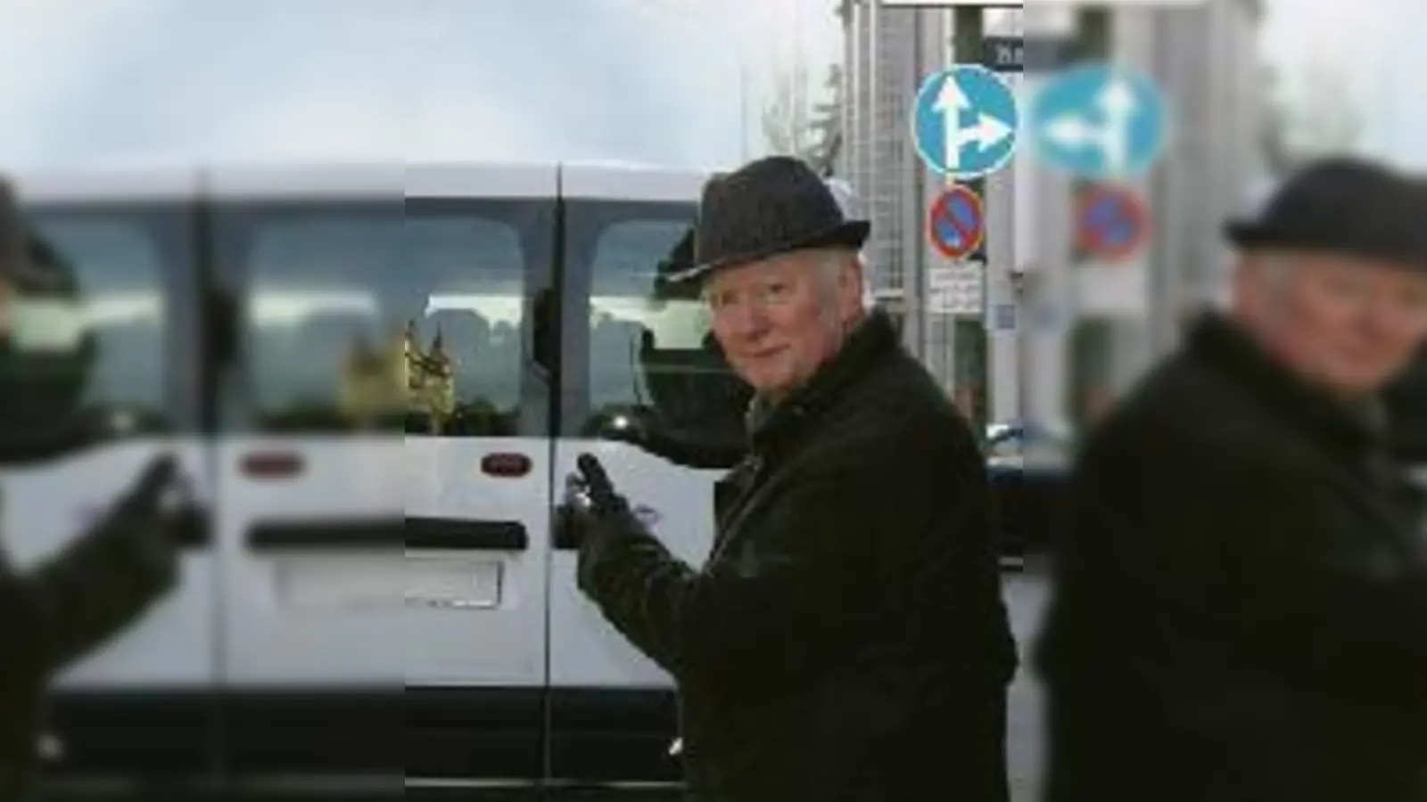 Peter Eisert ertappt in der Dietlindenstraße einen »Schwarzparker« und wundert sich über den Schilderwald auf der nördlichen Straßenseite.	 (Fotos: ks)