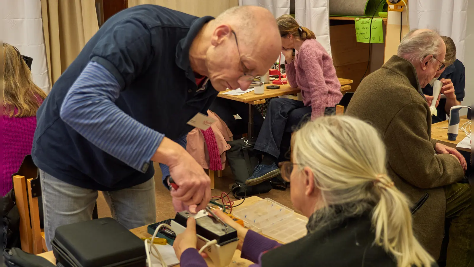 Erfahrene ehrenamtliche Reparateure tüfteln und schrauben mit ihren Gästen an defekten Objekten. (Foto: HEi Repair Café)
